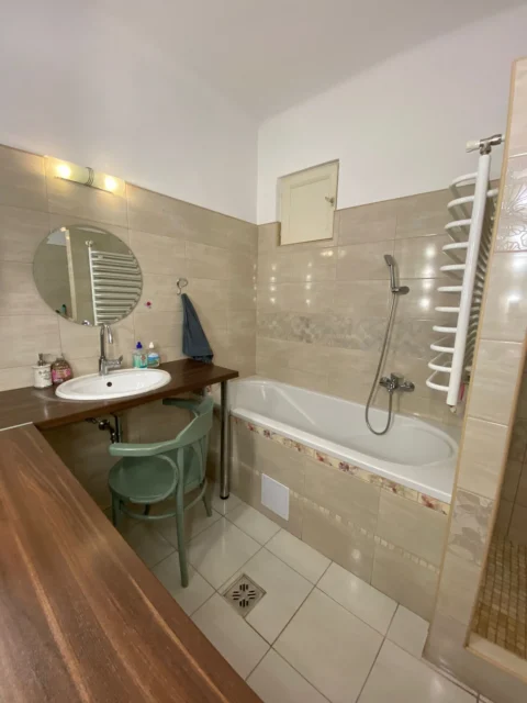 Spacious 4 Room Apartment for Rent in Damjanich street