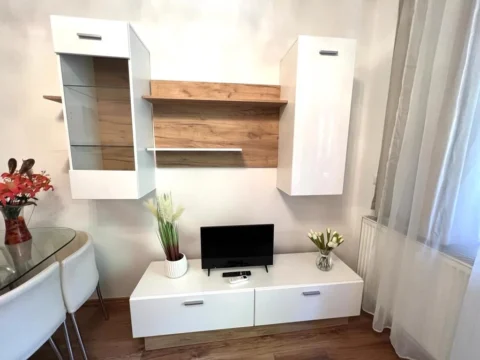 Modern garzonlakás privát garázzsal KIADÓ a VIII. kerületben 
