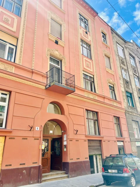 Furnished studio flat FOR SALE next to Orczy tér