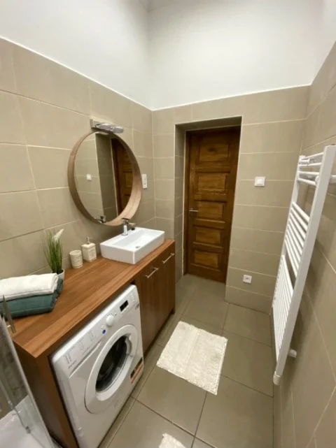 Felújított két hálószobás duplex kiadó a Blaha és a Keleti utca között