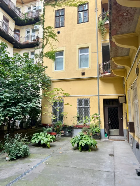  Stylish Renovated One-bedroom property FOR SALE with storage