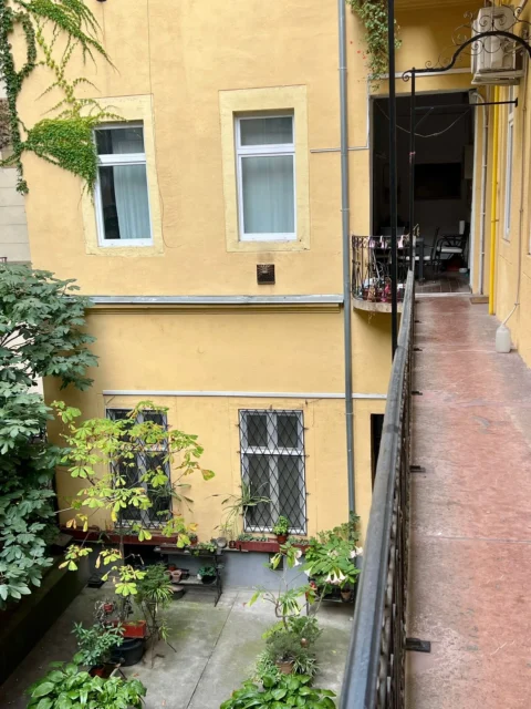  Stylish Renovated One-bedroom property FOR SALE with storage