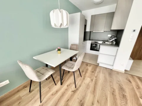 Új építésű, 2szobás lakás kiadó a Béke téren