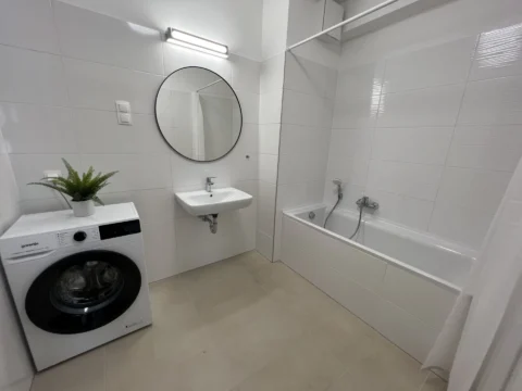 Új építésű, 2szobás lakás kiadó a Béke téren