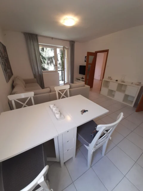 Quiet One-bedroom Apartment for Rent with Garden View and Balcony in Buda