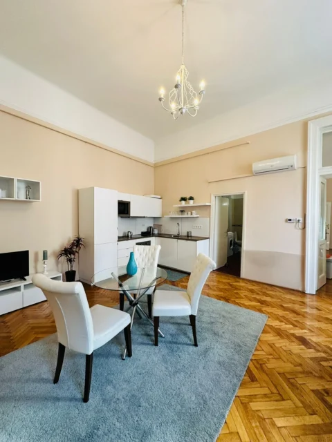 Renovated 2+1 Room Apartment for Rent on József blwrd