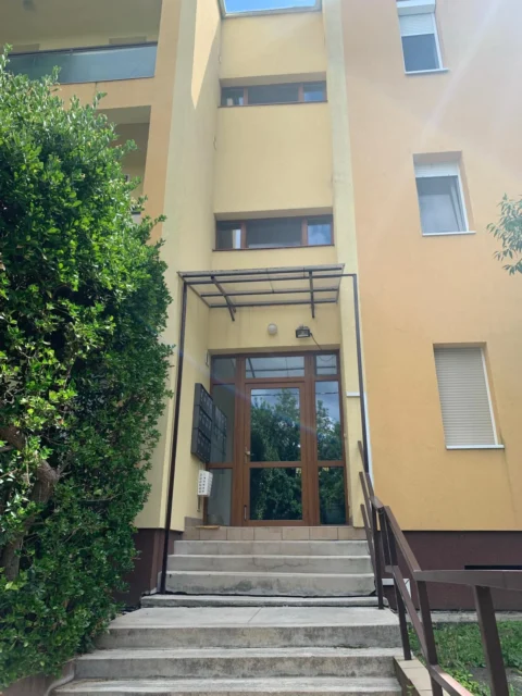 Quiet One-bedroom Apartment for Rent with Garden View and Balcony in Buda