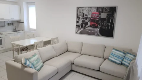 Quiet One-bedroom Apartment for Rent with Garden View and Balcony in Buda