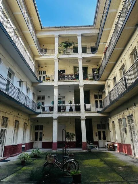 Rent in Székely Bertalan street -an Elegantly Renovated Premium Luxury Apartment with Italian Furniture in the Heart of the City