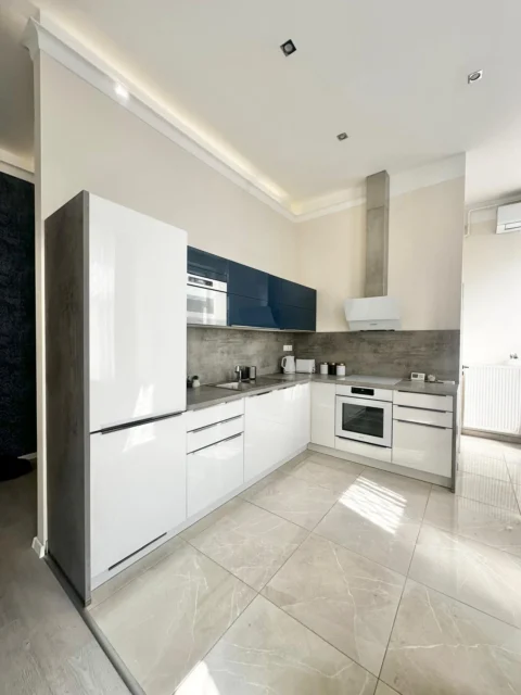 Rent in Székely Bertalan street -an Elegantly Renovated Premium Luxury Apartment with Italian Furniture in the Heart of the City