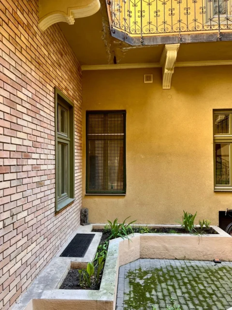 Street-Front Commercial Property for Sale in Ferencváros – Prime Investment Opportunity