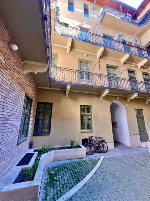 Street-Front Commercial Property for Sale in Ferencváros – Prime Investment Opportunity