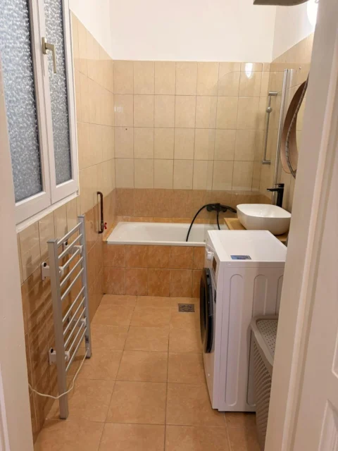 Renovated Stylish One-bedroom apartment for rent in Lónyay Street