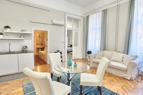 Renovated 2+1 Room Apartment for Rent on József blwrd