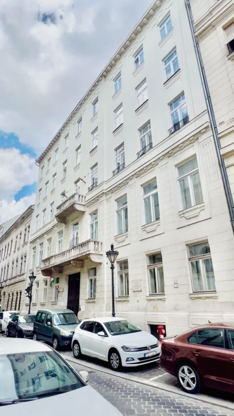 Classical 3-bedroom apartment for sale in the heart of the city