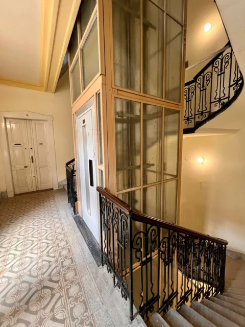 Classical 3-bedroom apartment for sale in the heart of the city