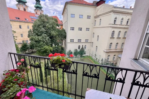Classical 3-bedroom apartment for sale in the heart of the city