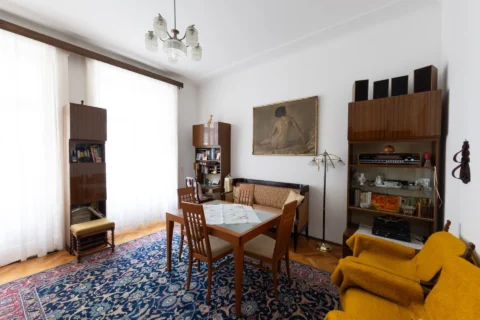 Classical 3-bedroom apartment for sale in the heart of the city