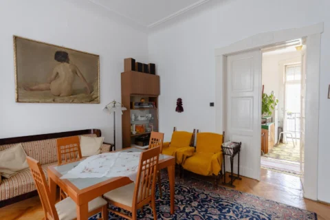 Classical 3-bedroom apartment for sale in the heart of the city