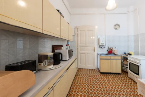 Classical 3-bedroom apartment for sale in the heart of the city