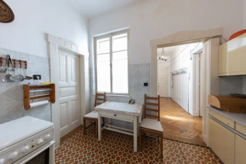 Classical 3-bedroom apartment for sale in the heart of the city