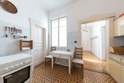 Classical 3-bedroom apartment for sale in the heart of the city