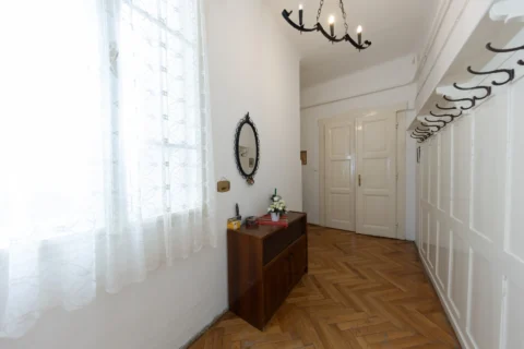 Classical 3-bedroom apartment for sale in the heart of the city