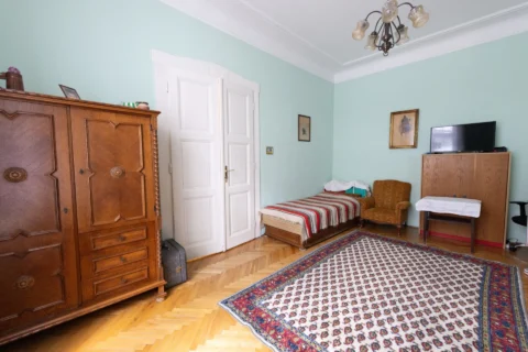 Classical 3-bedroom apartment for sale in the heart of the city