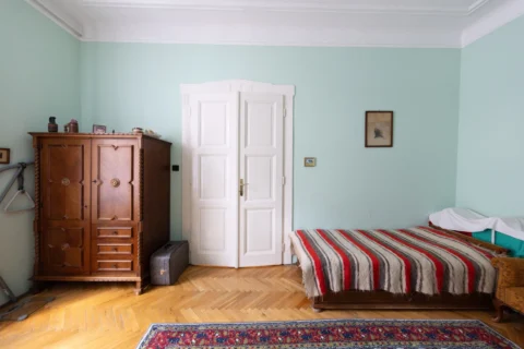 Classical 3-bedroom apartment for sale in the heart of the city