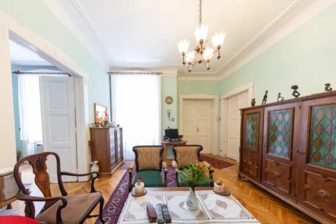 Classical 3-bedroom apartment for sale in the heart of the city