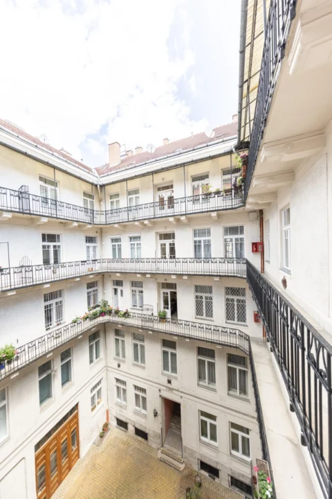 Classical 3-bedroom apartment for sale in the heart of the city