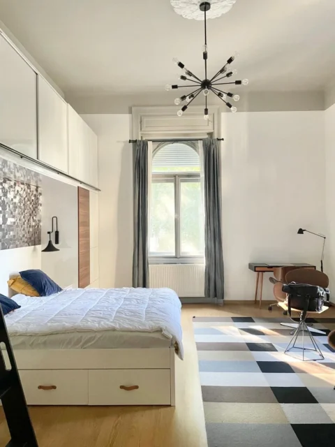 Teljesen Felújított Tágas 1 Hálószobás Lakás Kiadó a Benczúr utcában