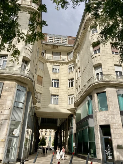 Cozy Studio apartment for Rent next Deák Ferenc square – at Erzsébet square
