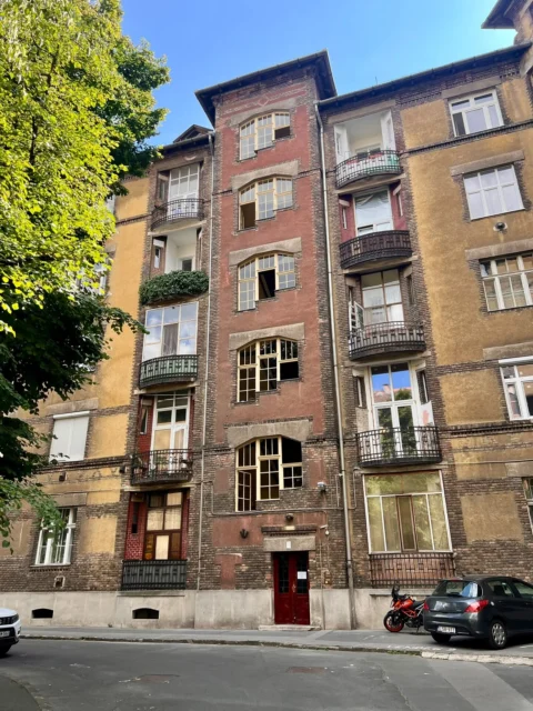 Spacious studio apartment for sale in MÁVAG Building