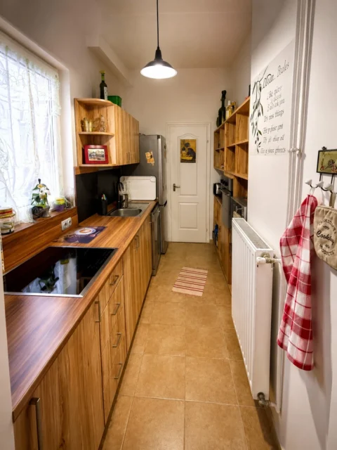 Renovated Spacious Studio Apartment for Rent Near Corvin Promenade – Kisfaludy Street, District VIII, Budapest