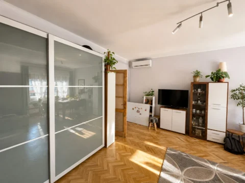 Renovated Spacious Studio Apartment for Rent Near Corvin Promenade – Kisfaludy Street, District VIII, Budapest