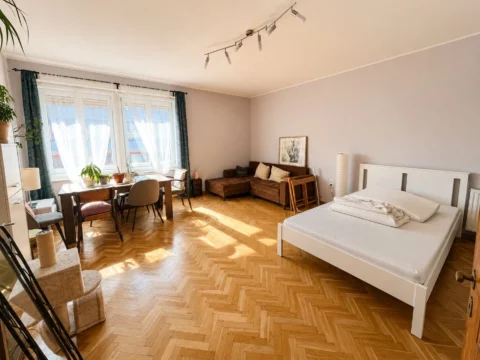 Felújított, tágas stúdiólakás kiadó a Corvin sétány közelében – Kisfaludy utca, VIII. kerület, Budapest