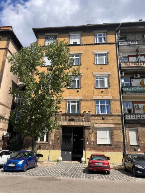 Spacious studio apartment for sale in MÁVAG Building