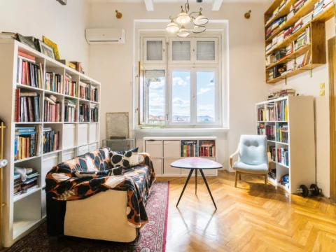 Spacious studio apartment for sale in MÁVAG Building