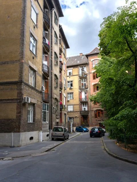 Spacious studio apartment for sale in MÁVAG Building