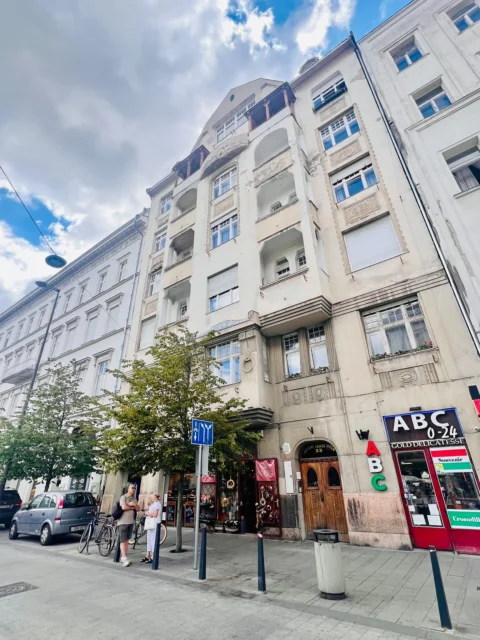 Cozy One-bedroom apartment for Rent at Arany János street Metro 3 station