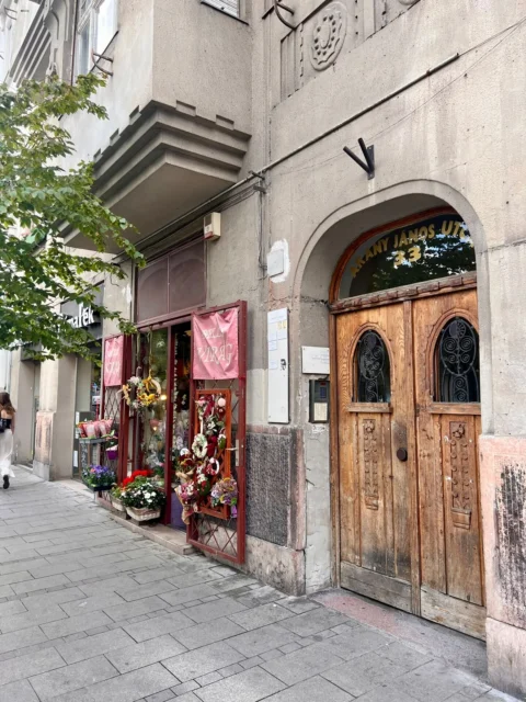 Cozy One-bedroom apartment for Rent at Arany János street Metro 3 station