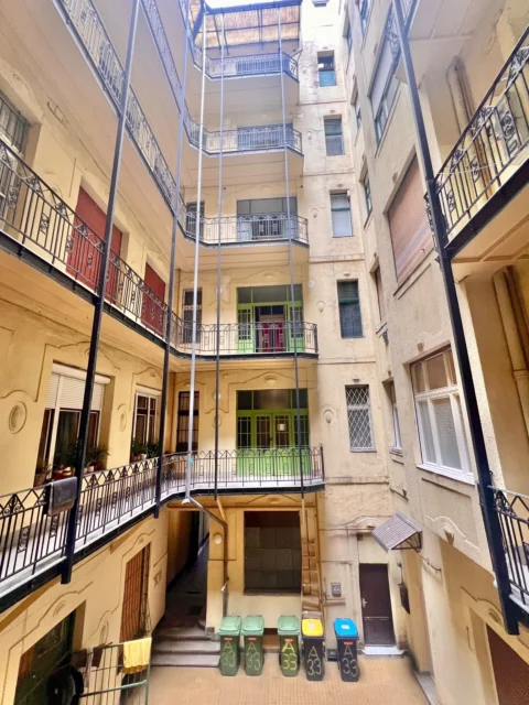 Cozy One-bedroom apartment for Rent at Arany János street Metro 3 station