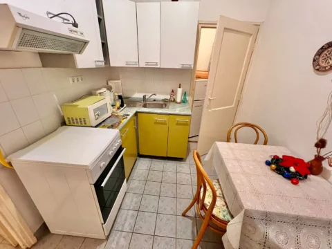 Cozy One-bedroom apartment for Rent at Arany János street Metro 3 station