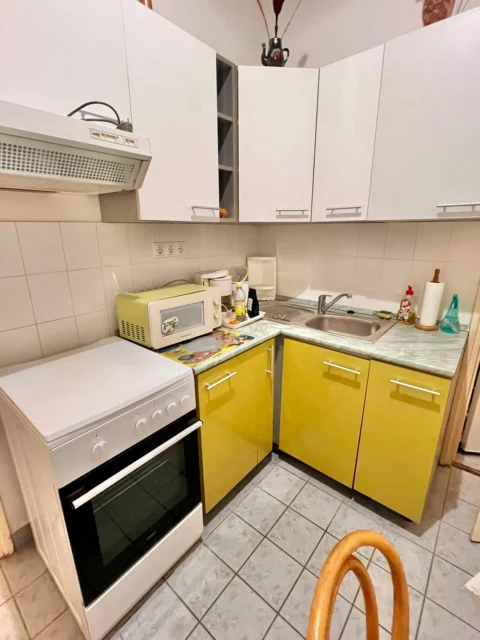 Cozy One-bedroom apartment for Rent at Arany János street Metro 3 station