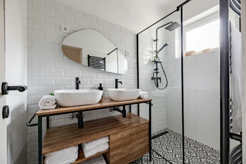 Fully Renovated 2-bedroom (no living room) flat for Rent in Üllői road – Next to CORVIN Promenade