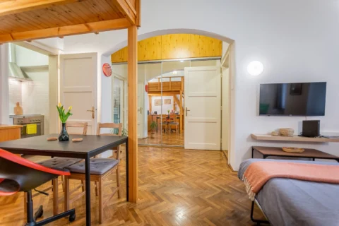 Stylish Studio Apartment for Rent in Dorottya street – close to Vörösmarty square