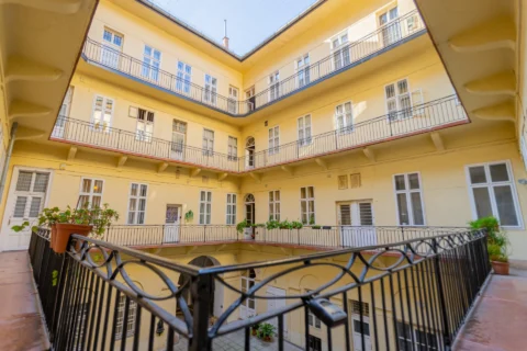 Stylish Studio Apartment for Rent in Dorottya street – close to Vörösmarty square