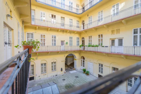 Stylish Studio Apartment for Rent in Dorottya street – close to Vörösmarty square