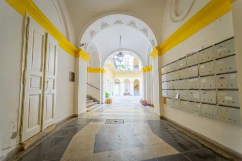 Stylish Studio Apartment for Rent in Dorottya street – close to Vörösmarty square